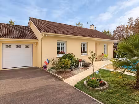 pavillon individuel de plain pied avec piscine