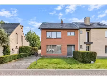 maison semi-mitoyenne avec trois chambres à vendre à retie
