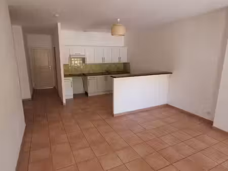 3 pièces  68m2  3ème étage  centre ville de lorgues