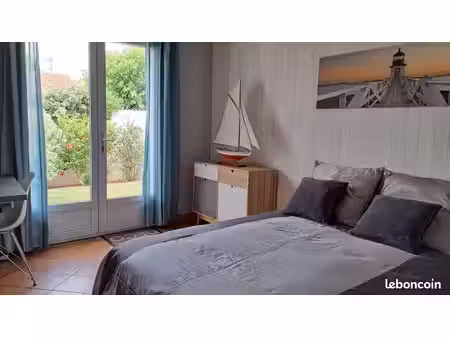 la rochelle studio meublé : chauffage central  eau  edf  wi-fi inclus