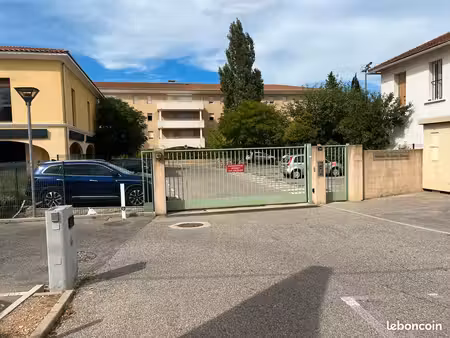 loue garage fermé brignoles