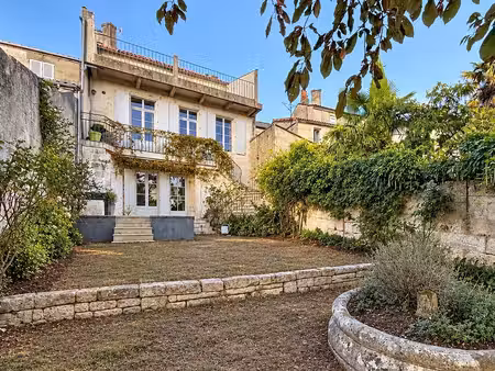 angouleme belle maison de ville rénovée avec beaucoup de car