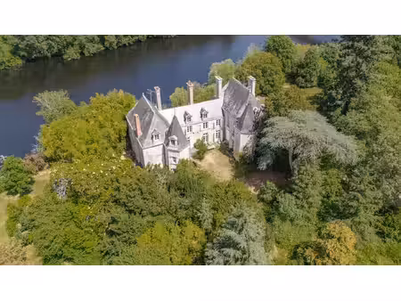 château du xvi ème réhabilité surplombant la vienne