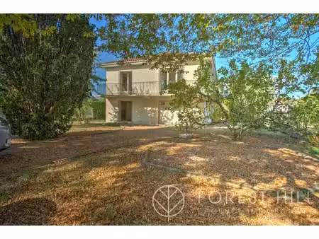 saint-médard-de-guizières – maison sur deux niveaux  grand garage de 61 m² et terrain de 1