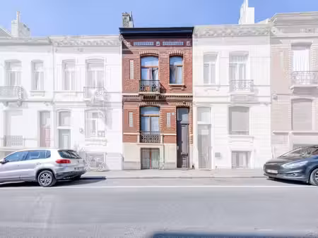 une maison d’habitation avec cour et jardin