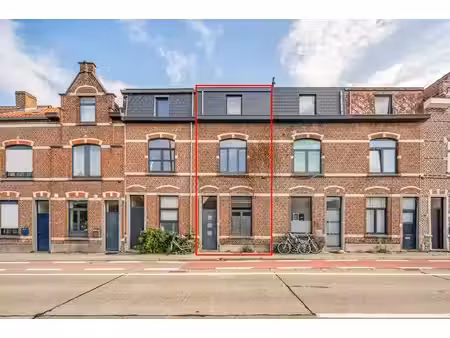 goed gelegen woning met 4 slaapkamers en een terras nabij...