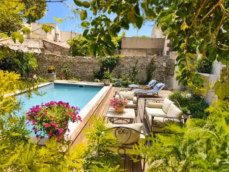 rare aigues-mortes intra muros maison 330 m2  garages  piscine  jardin  ascenseur