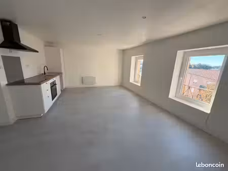 t2 rénové – 49 m² – centre-bourg de saint-just-malmont