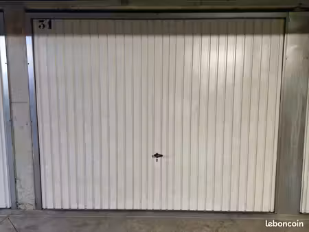 box garage fermé à louer à bron