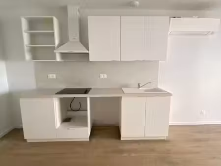 superbe t3 avec petit balcon vue sur le château d’henri iv– parfait pour personne seule  f