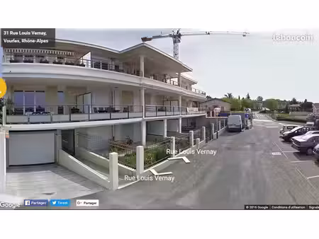 garage box fermé dans une résidence sécurisée