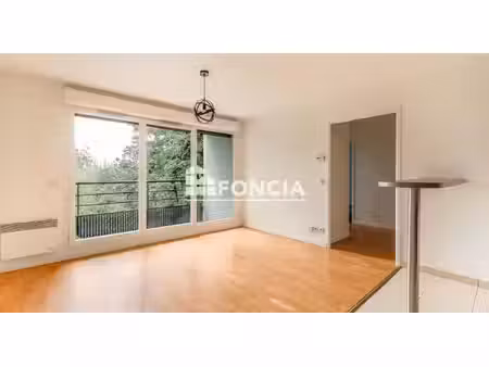 appartement t2 avec balcon et stationnement dans la résidence