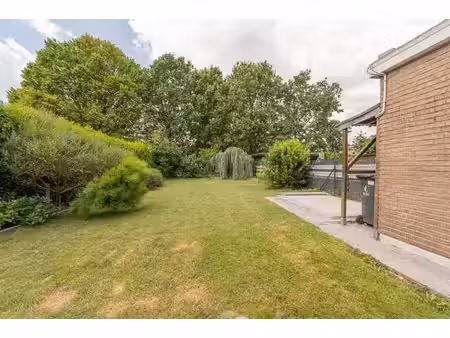 maison familiale tendance avec un vaste jardin verdoyant !