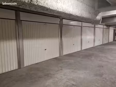 garage box fermé résidence récente