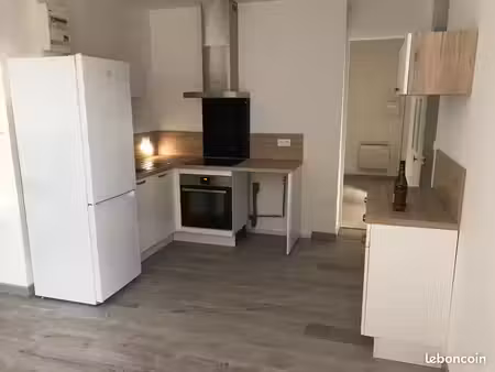 appartement t2 (43m2) avec terrasse et terrain commun (2200m2)
