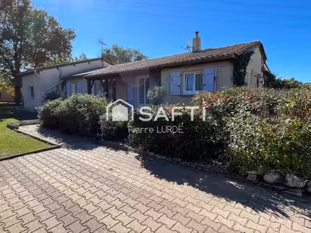 maison traditionnelle avec double garage et piscine