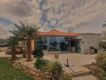 dès l’entrée  vous serez séduit par une vaste pièce de vie baignée de lumière.