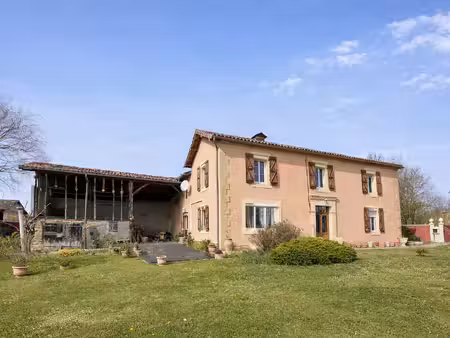 authentique maison gasconne rénovée avec soin. beau potentiel d'agrandissement.