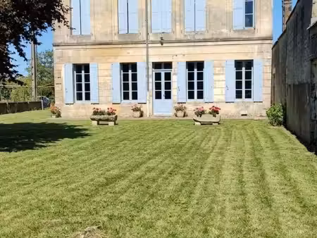 authentique girondine à rénover avec places de parking et terrain de 400m2