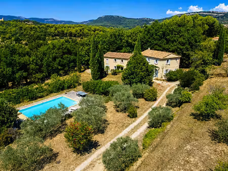 propriété d'exception avec vue dominante sur le barroux et son château