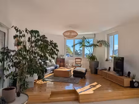 grande maison avec terrasse et garage à royat