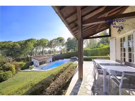 maison familiale avec piscine et jardin de 1800m² sans vis-à-v