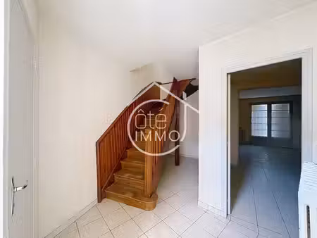 sainte foy la grande : maison de ville avec extérieur et garage attenant