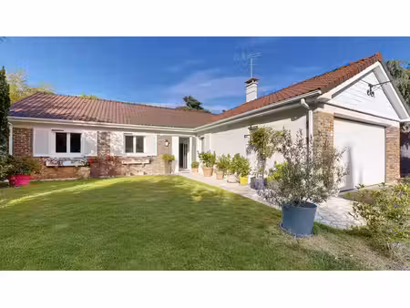 voisin le bretonneux  maison familiale avec jardin.