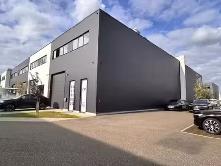 bedrijfshal van 207 m² met een kantoorruimte op 1° verd. ...