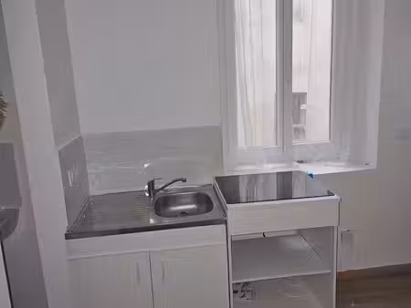 charmant t1 meublé et rénové 23 m² – apt (61 rue saint-pierre) – 350 cc