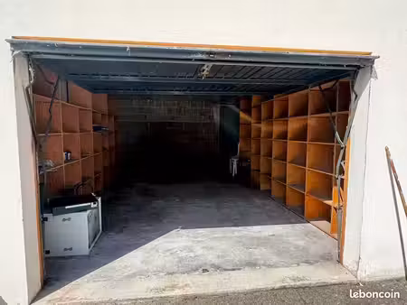 grand garage / box fermé de 23 m² – cour privée (palaiseau centre)