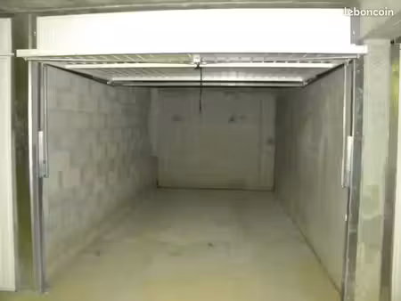 urgent: box sécurisé a louer 3e arr