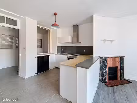 à louer- appartement t2 bis de 51 m2 - centre de combourg