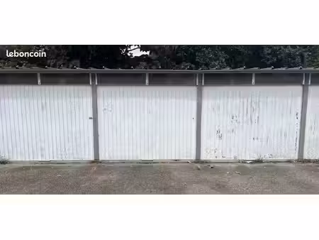 garage fermé de plain-pied dans un environnement sécurisé et calme