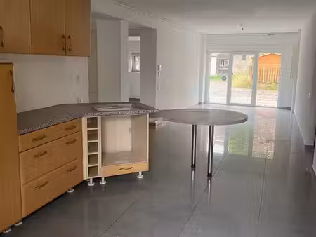 location f3 de plain-pied avec terrasse et parking privé