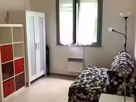 location meublée appartement 1 pièce 15 m² à saint-genis-laval (69230)  433 €