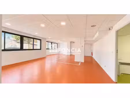 lyon 3e – local professionnel/commercial d’environ 200 m² avec forte visibilité