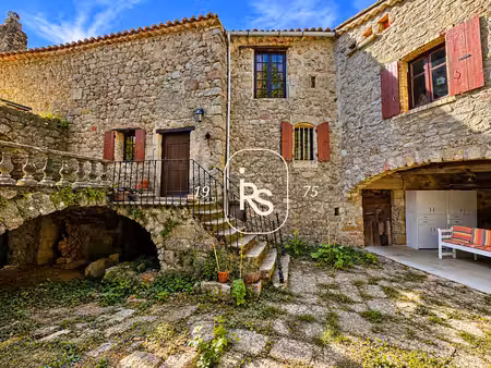 ancien presbytère du xiième siècle de 167 m2 avec cour  jard
