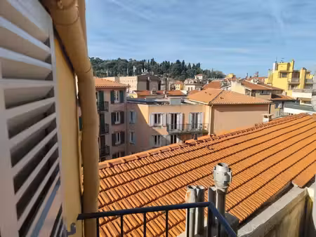 proche place du pin 2p duplex avec terrasse et balcon