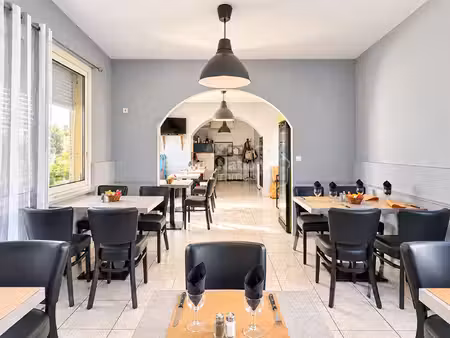 à vendre - murs commerciaux - bar au c?ur du village du rove