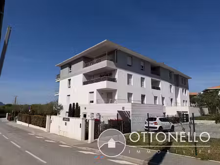 puget sur argens : appartement récent 2 pièces avec terrasse et parking