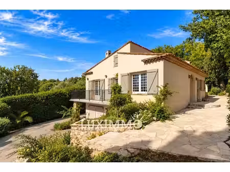 villa de luxe à louer dans le quartier les colles-camp lauvas-font de l'orme