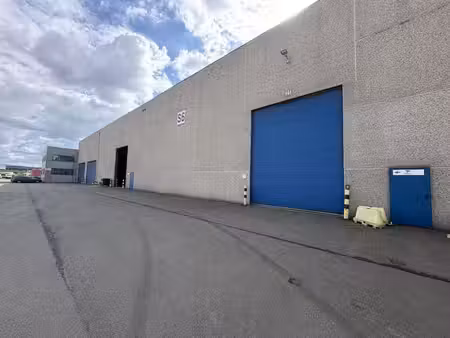 entrepôt avec quai de chargement et bureaux neufs à louer d