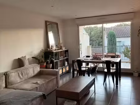 t3 avec 2 garages a louer grans 13450
