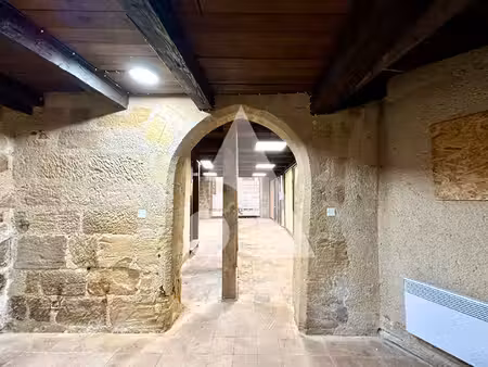 local commercial figeac sur 2 niveaux 103 m2.