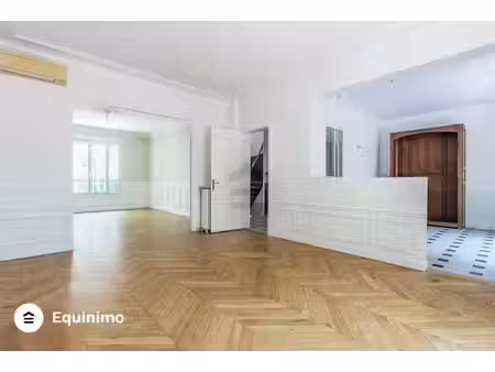 maison individuelle de 258m2  avec terrasses et jardin  situ