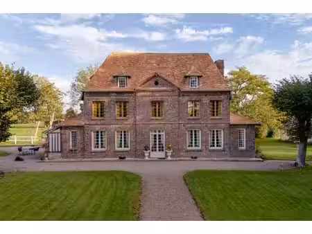 manoir normand & ses anciennes écuries édifiés sur 3.5 ha clo