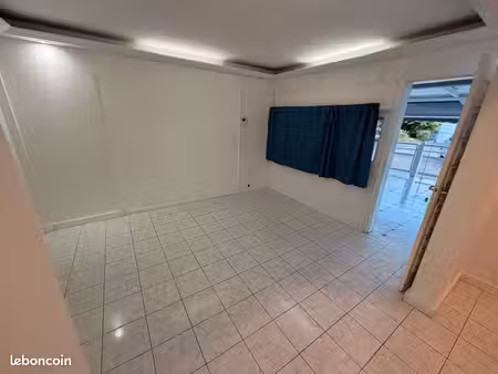 bureau ou cabinet 22 m² climatisé  baie-mahault  libre 1er décembre
