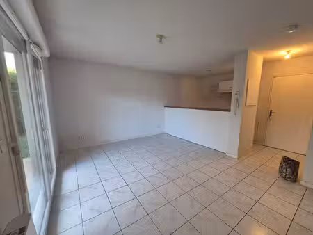 à louer – agréable t2 en rez-de-jardin avec terrasse et park
