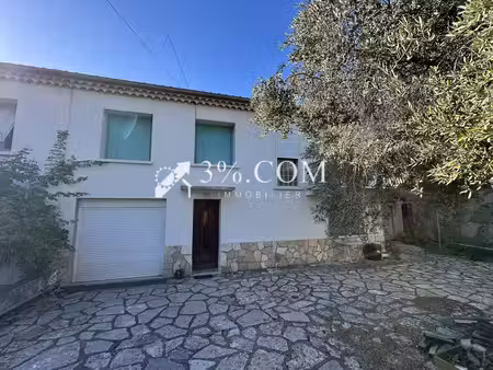 maison de ville sur deux niveaux avec 2 garages.